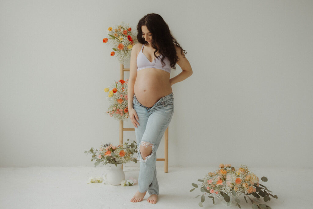 Incorporating flowers into your maternity photos 